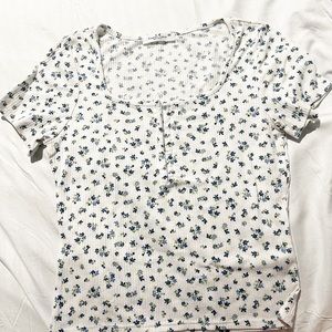 Basic White Top W/ Blue Flowers / Medium